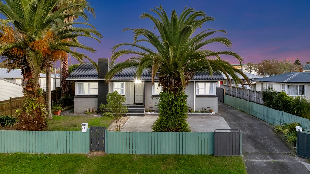 38 Pinedale Place, Henderson, Waitakere City, Auckland