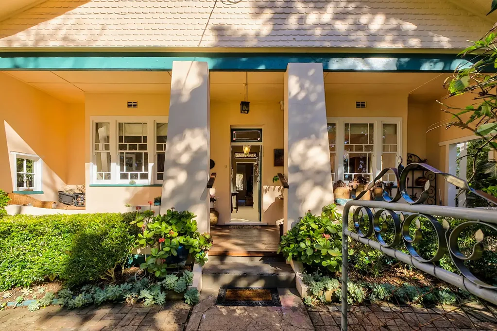 Wentworth Falls 3 Slaapkamer Grand Proportions and Timeless Character in a Blue-Ribbon Location