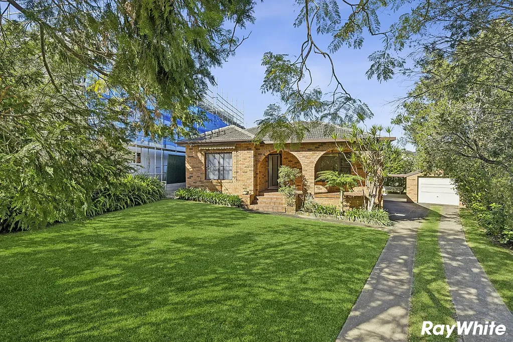East Ryde 3कमरा Brick home on sprawling 689sqm parcel, development potential