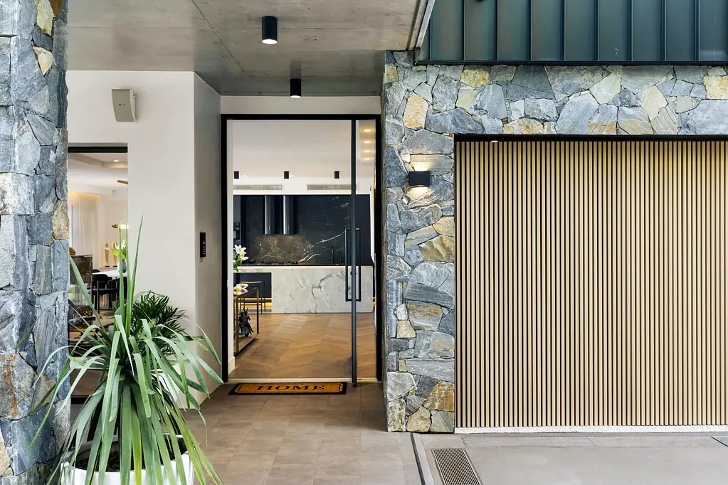 Highgate Hill 4 Bedroom Montis - For the collectors of the unique