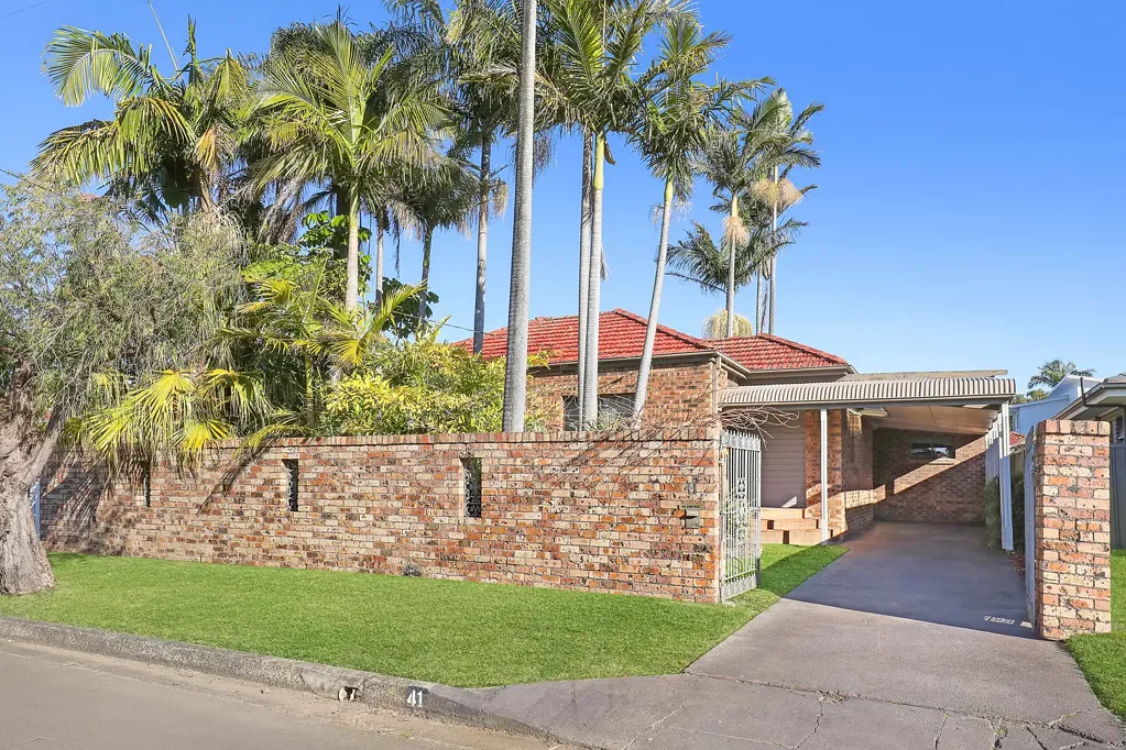 Fairy Meadow 5房 宽敞庭院地池 私密中央设计 独立granny flat 便捷学区商圈 步行海滩公园 3-4 Bedroom Home + Flat, Tightly Held Park-Side Address