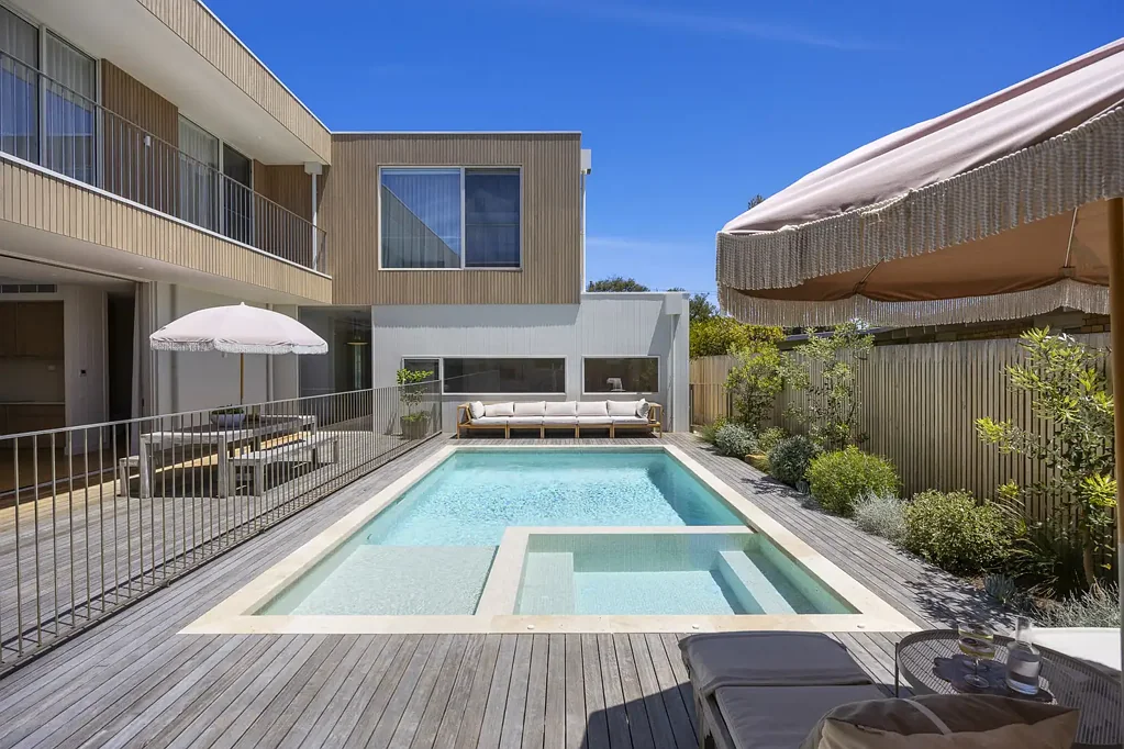 Rye 5 Slaapkamer Elevated Resort-Style Design Moments from Tyrone Foreshore