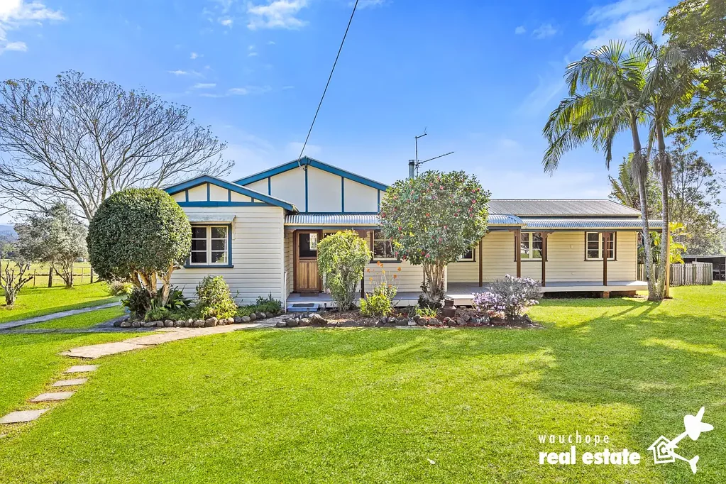 Beechwood 4Zimmer Quintessential Country Charm, Outstanding Views & Endless Potential on 3.23 Acres