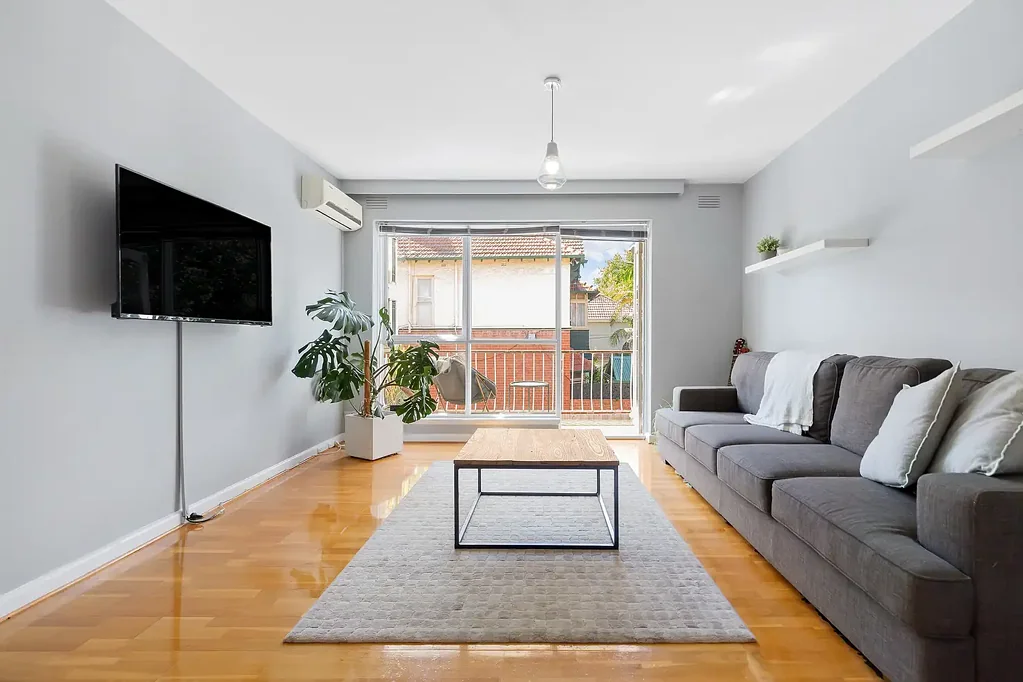 Spacious, Warm and Inviting – FURNISHED!