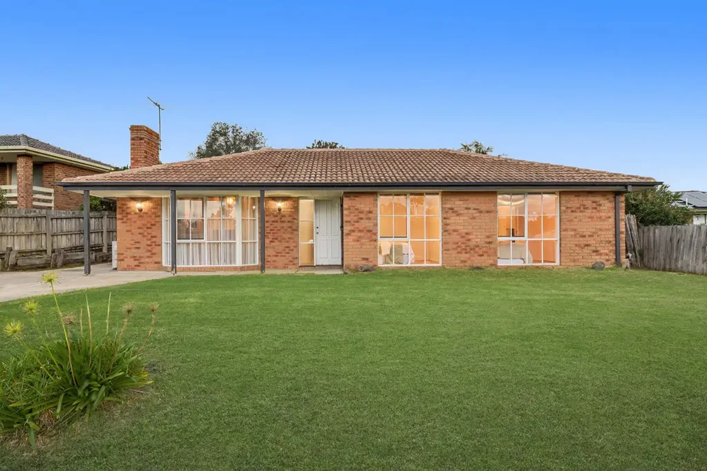 Narre Warren 3कमरा Excellent location near schools, parks, transport and Westfield Fountain Gate