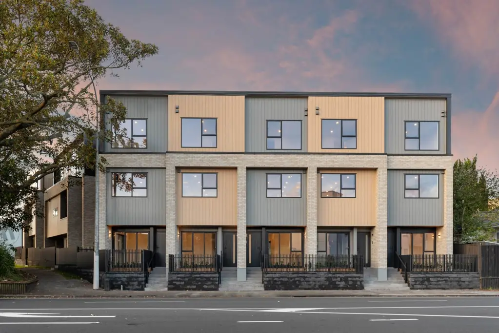 Takapuna 3房 步入现代豪华生活的世界，Takapuna中心新开始。海滩散步、咖啡馆、餐厅轻松享受。全新永久产权，3房3卫2车位，156平方米建筑面积。10年Stamford建筑保修，高速公路通勤CBD或Albany。周围咖啡馆、餐厅、公交、超市便利。优质学区生活，奥克兰黄金地段。 Introducing Your New Sanctuary in Takapuna