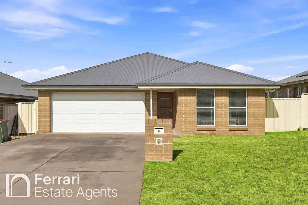 Orange 4 Bedroom Modern Family Living with Big Backyard in Ploughmans Hill Estate