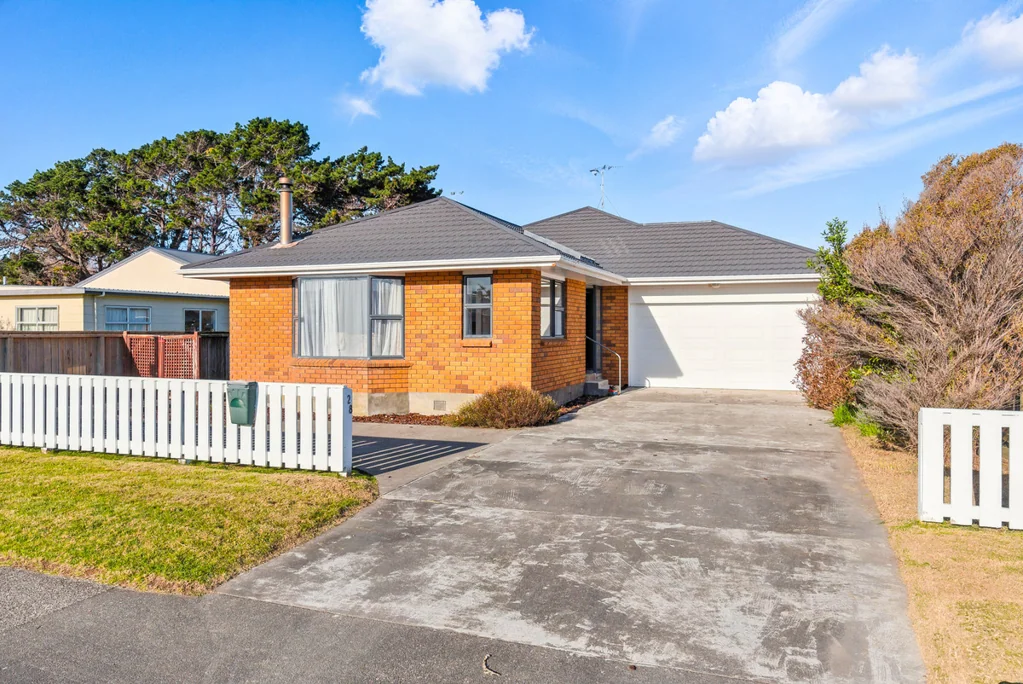 Paraparaumu Beach 2 Bedroom Spacious & Move-In Ready By The Beach!