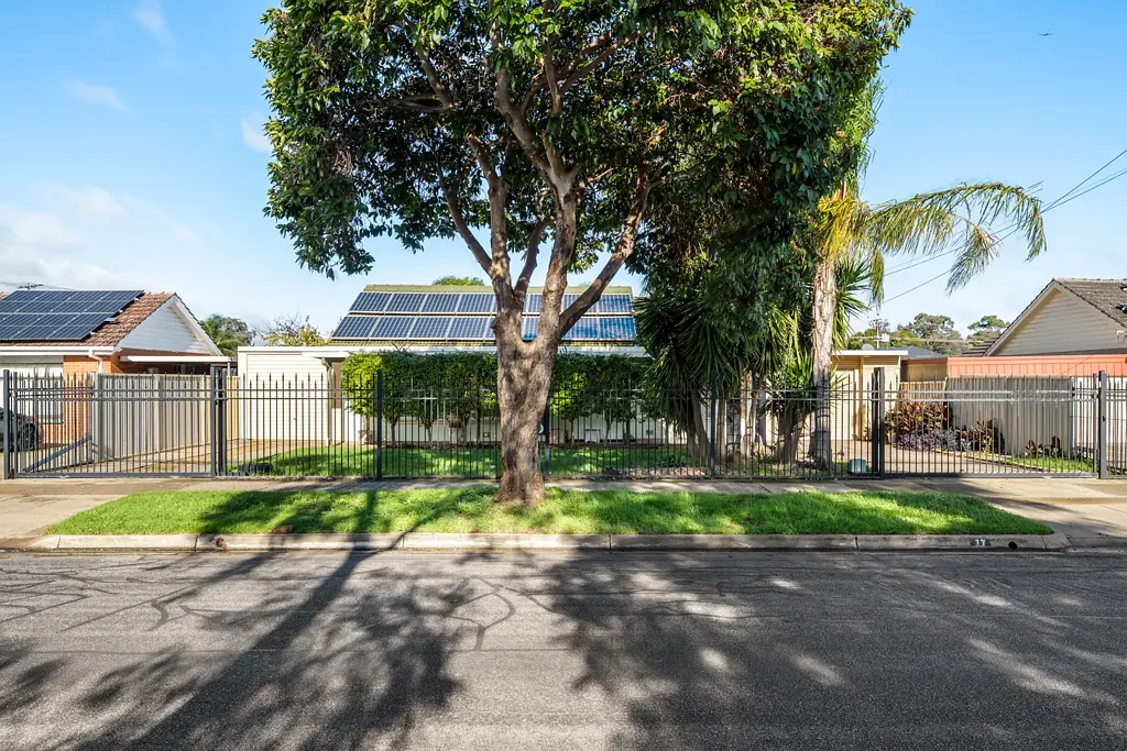 Parafield Gardens 4غرفة نوم Diverse Dwelling on Substantial Block