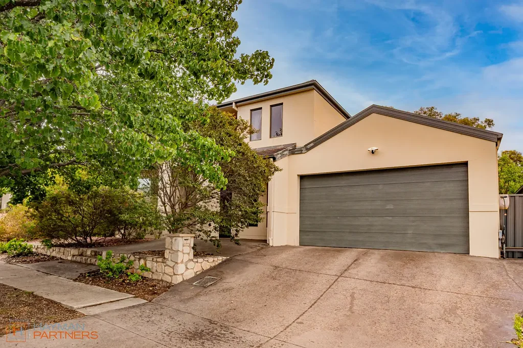 Bruce 4ห้องนอน Contemporary 2 storey home with a location of convenience!