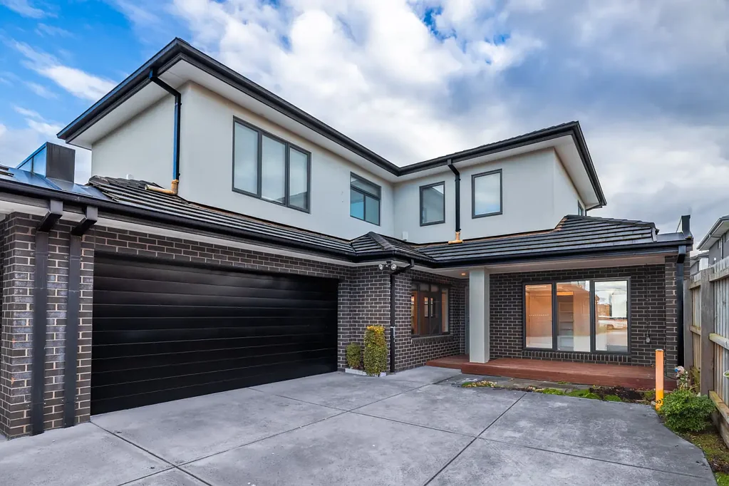 EXECUTIVE FAMILY LIVING IN PRIME CLAYTON LOCATION