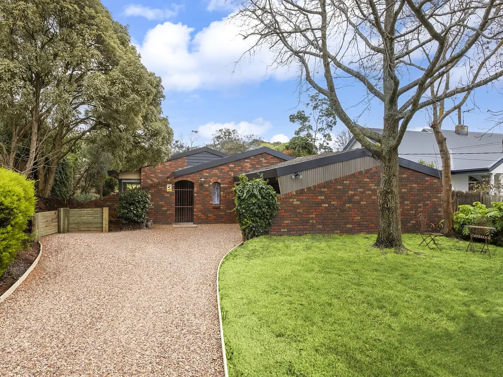 Spacious Family Living in a Peaceful Mornington Setting