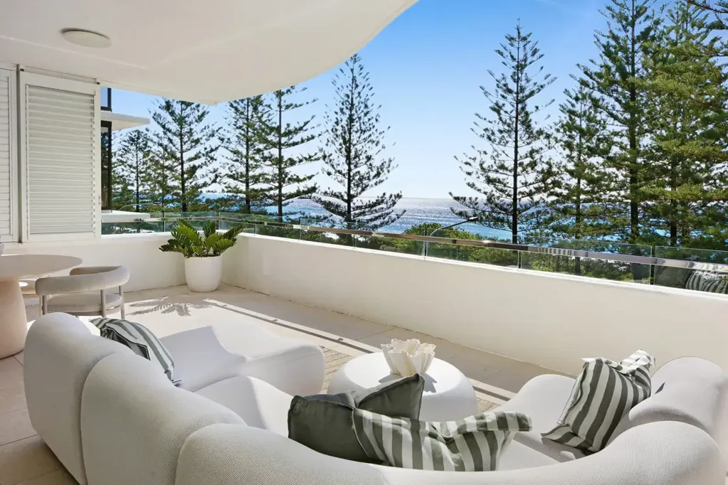 Burleigh Heads 3chambre Full Floor Residence On The Burleigh Beachfront - 341Sqm Of Luxury Living! 3 Car Spaces + Storage + Media Room