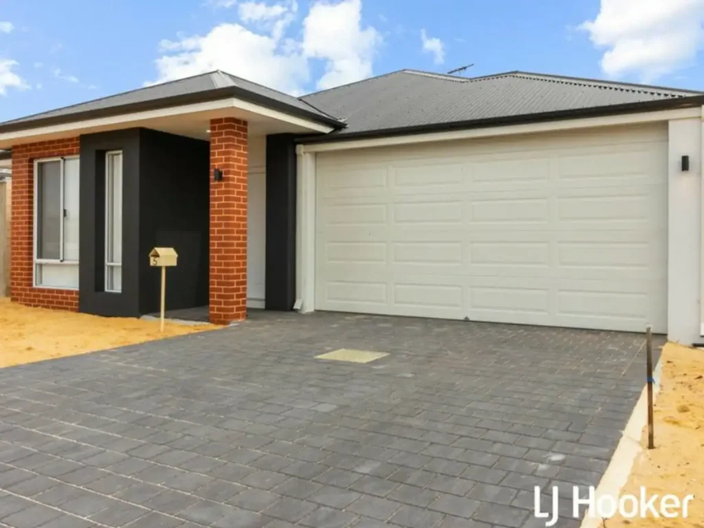 Modern & Spacious 4-Bedroom, 2-Bathroom Home