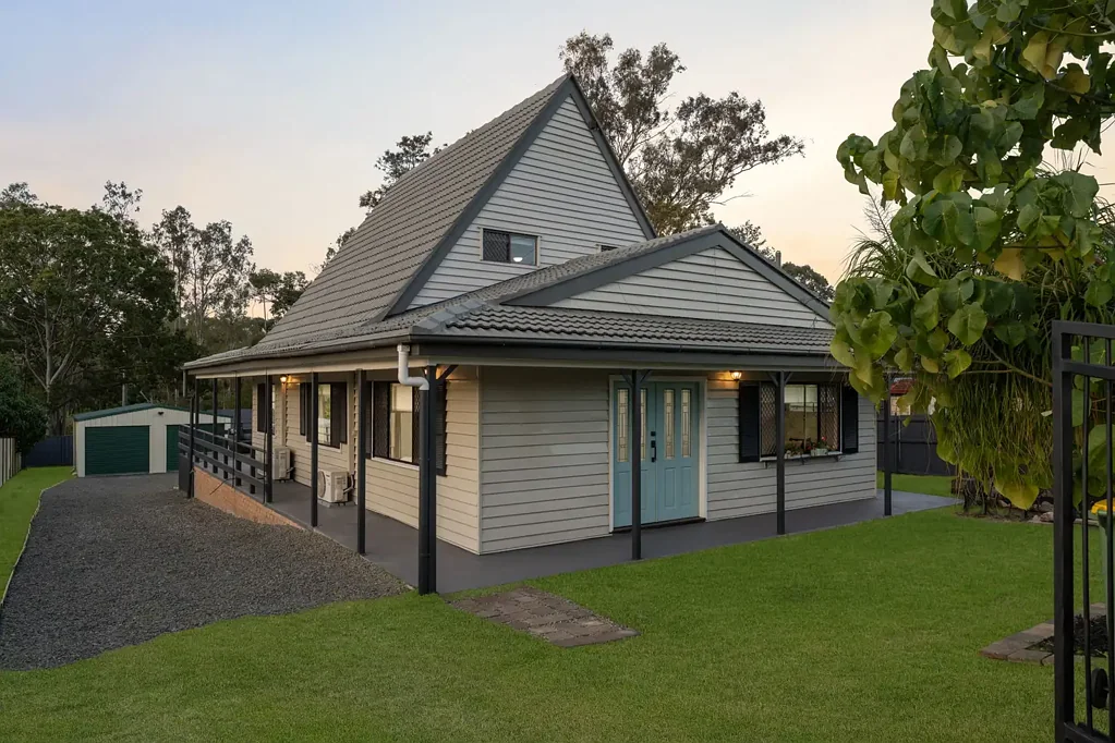 Boronia Heights 4कमरा **AVAILABLE NOW** Charming Cottage with Endless Possibilities on 1,003m²