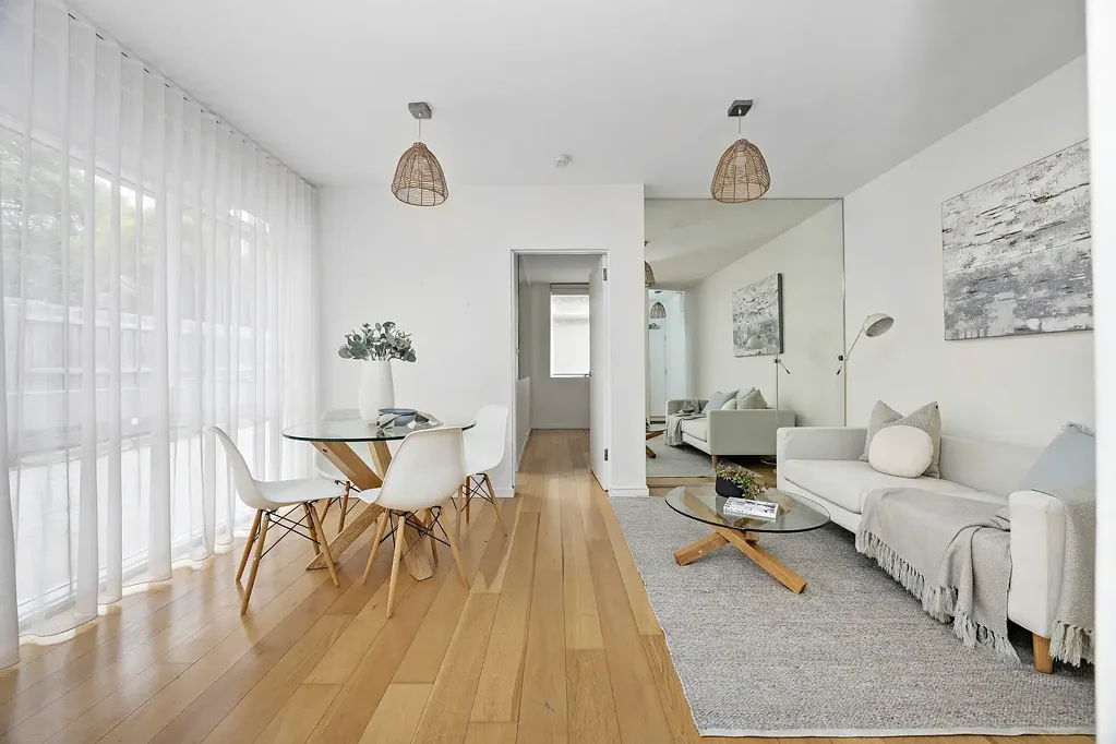 St Kilda West 1房 海湾弯曲处 精品低层建筑 阳光木地板 开放式布局 时尚厨房 翻新浴室 低层设置 社交宁静两相宜 The perfect base for life by the bay