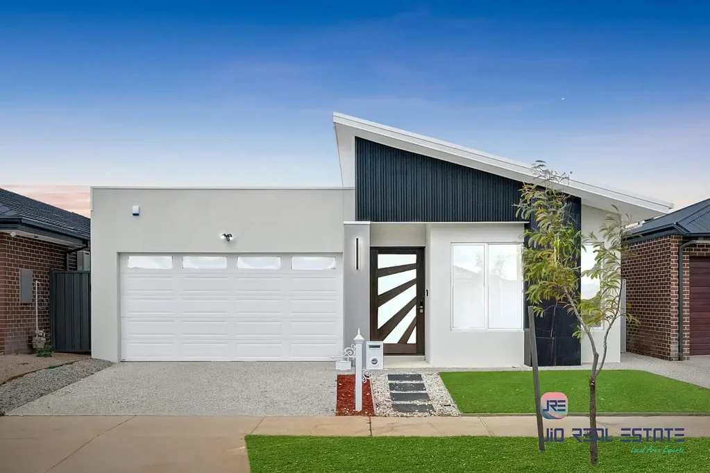 Melton South 4침실 LEASED AT 600 P/W | JACKPOT FOR INVESTOR'S !!! |BRAND NEW FULLY UPGRADED 4 BEDROOMS 2 MASTERS ENSUITE