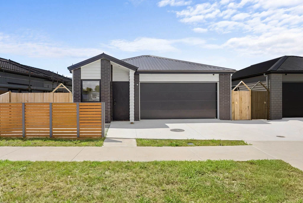 Opaheke 4房  Modern Reserve-Side Living with Dual Kitchens