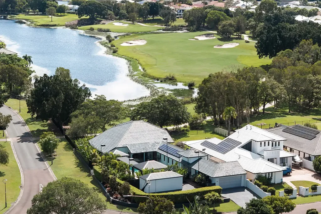 Pelican Waters 4ห้องนอน Luxury on a Grand Scale: North-Facing Golf Course Frontage
