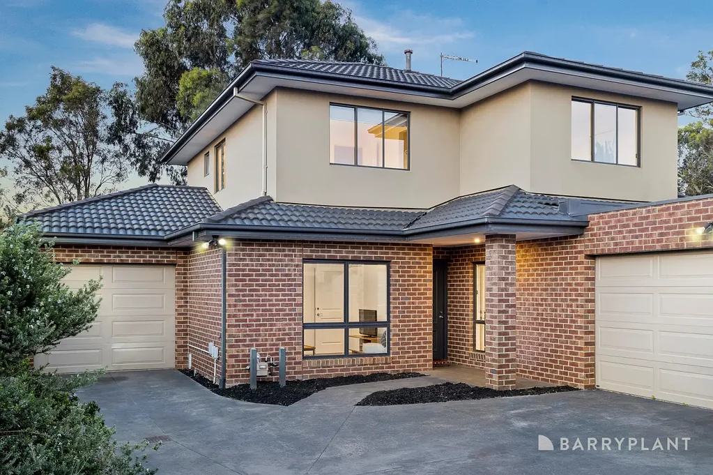 Clayton 4房 四卧联排别墅 中心宁静地段 灵活双层设计 开放式起居区 充足自然光 私人庭院空间 石制台面厨房 现代主卧套房 全套洗衣设施 靠近大学车站商圈 Modern Ease and Exceptional Convenience in a Coveted Clayton Pocket