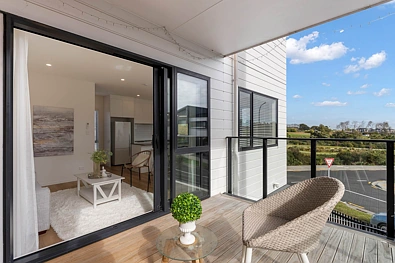 Flat Bush 3બેડરૂમ Sun-Drenched Corner Living with Reserve Views