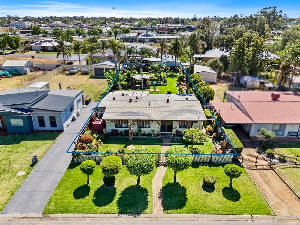 11 Finley Street, Finley, NSW 2713