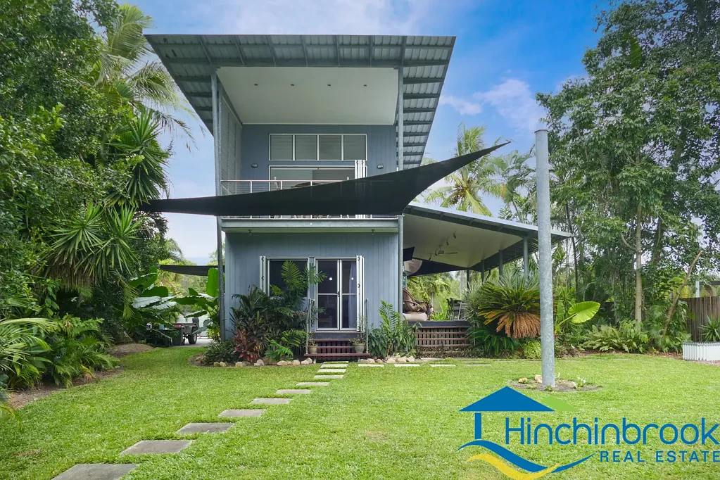 Cardwell 3Phòng ngủ Two-storey residence epitomises breezy tropical living