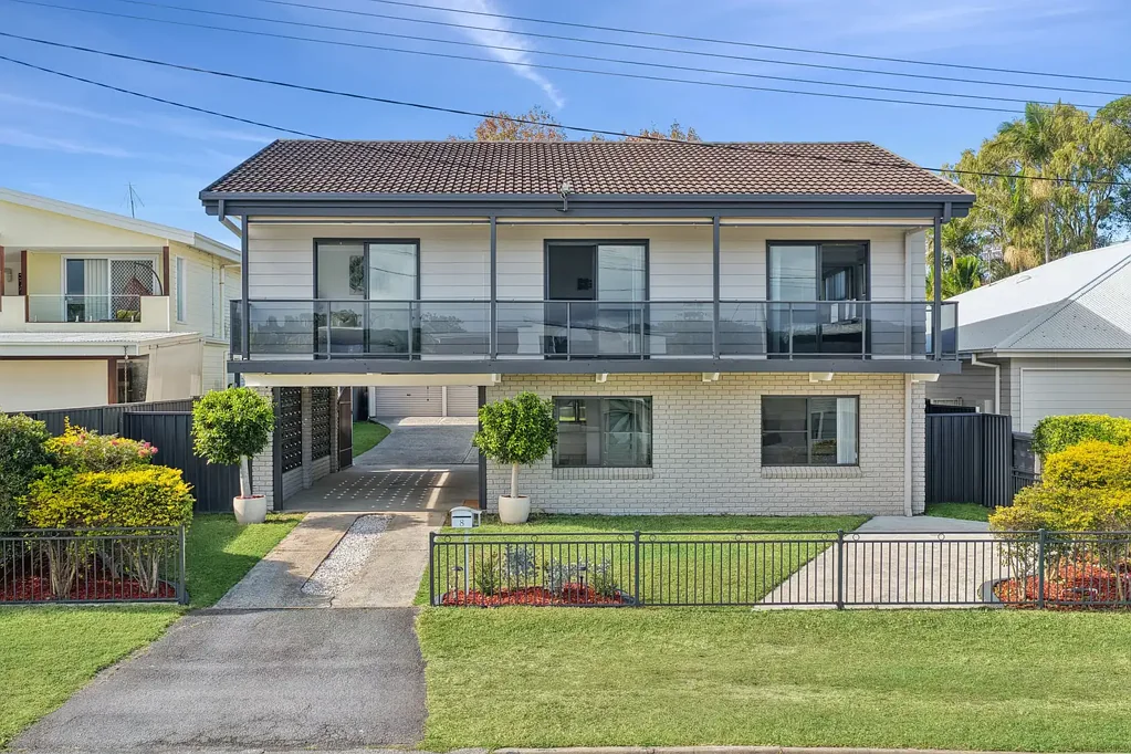 Killarney Vale 4房  Lake views, huge backyard and endless family appeal