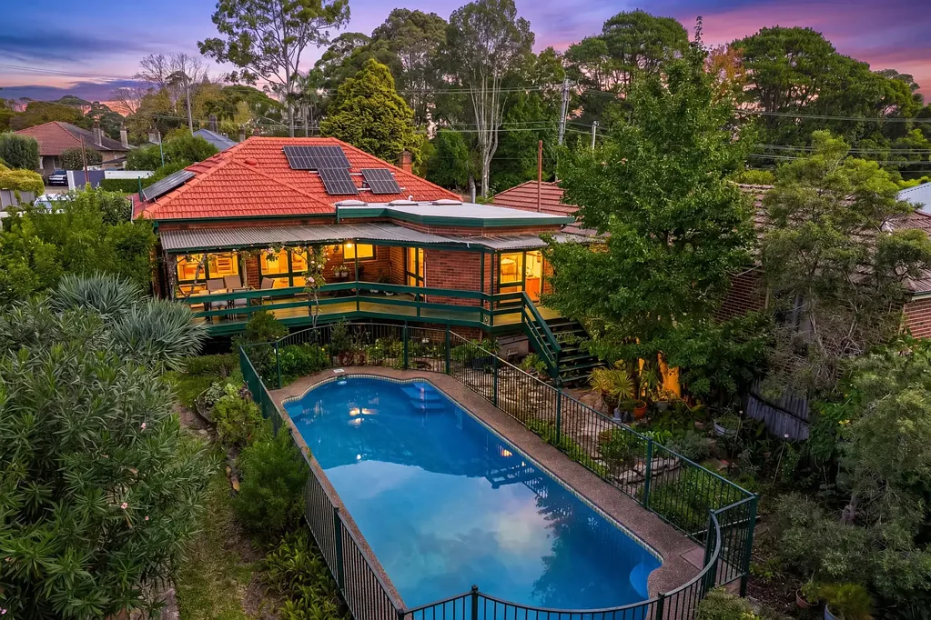 Lane Cove North 3房 宽敞1195平米地块 主卧带套间 开放式生活区 更新厨房 游泳池 成熟花园 独立车库 近公园学校 Established Family Home in a Private Garden Retreat