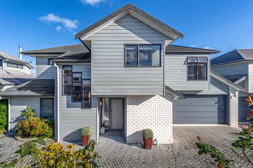 Bucklands Beach 3房 Macleans学区内珍品房源！坐拥标志性海景与天空塔景观，兼具实用性与舒适性，步行至海滩！ Macleans Zone Gem and Iconic Sea Views!