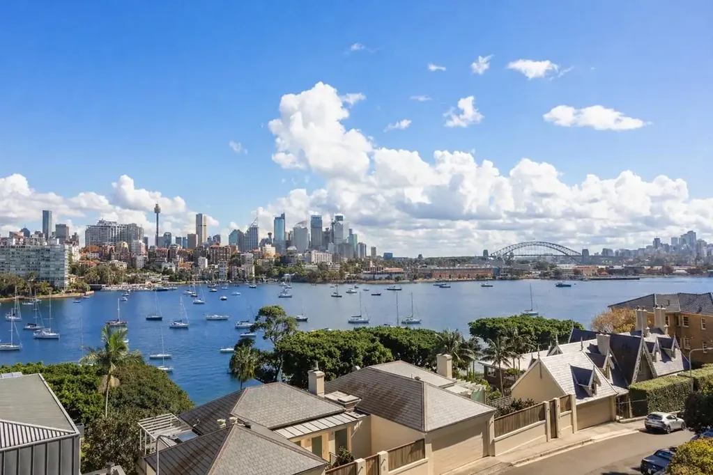 STUNNING EXECUTIVE APARTMENT WITH PANORAMIC HARBOUR VIEWS