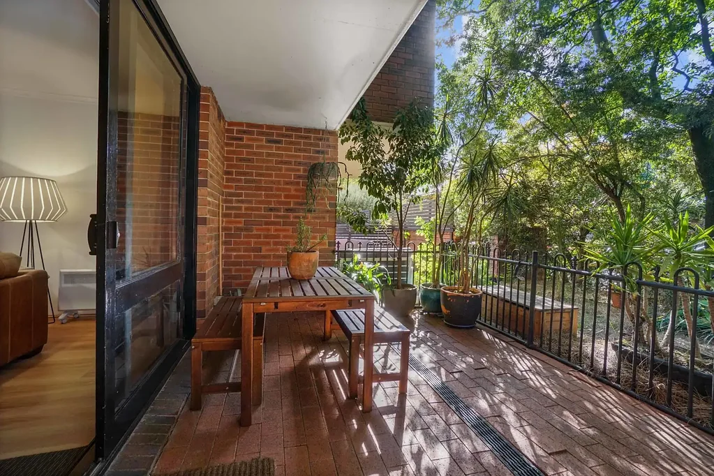 Forest Lodge 2Kwarto Renovated townhouse with courtyard & leafy outlook