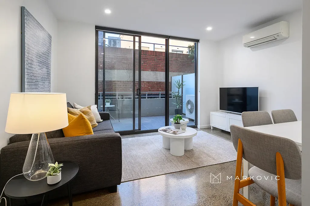 Fitzroy 1房 位置优越 Smith Gertrude 街角活力 1卧带柜 开放式布局 私人庭院 现代厨房 石材台面 不锈钢电器 中央浴室浴缸 欧式洗衣房 混凝土地板 分体冷暖 对讲安全 大窗储物 茂密中庭花园 精品建筑 Fitzroy中心 美食酒吧 酷炫零售 艺术画廊 自行车道 公园近享 Tranquil Courtyard Retreat