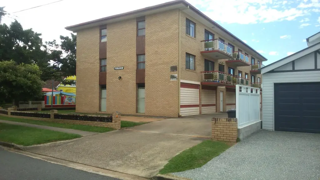 SPACIOUS OPEN PLAN UNIT IN GREAT POSITION