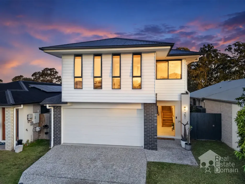 Logan Reserve 4房 行政风格与日常舒适的完美结合 – 双层美宅**全屋管道空调！ Executive Style Meets Everyday Comfort – Two Storey Beauty**Ducted Air Throughout!