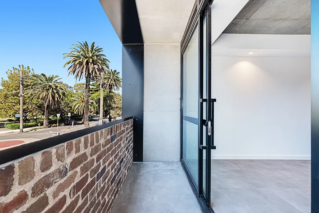 FURNISHED STUDIO IN LIEFSTYLE HOTSPOT - ALL BILLS INCLUDED