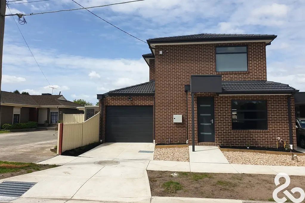 2 BEDROOM TOWNHOUSE