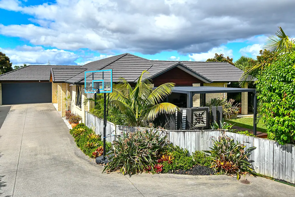 Patumahoe 4 Bedroom Big rooms, big property...big, big, big