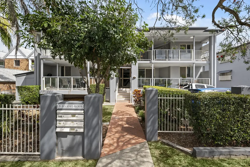 Balmoral 2Habitaciones Rare 2-2-2 Opportunity with Expansive North-Facing Entertaining