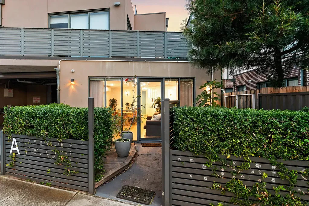Bentleigh East 1 Slaapkamer Rare Two Car Contemporary Opportunity - Offers Close July 10