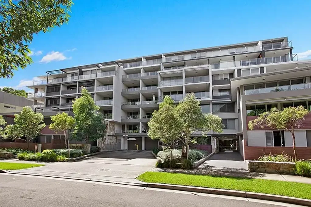 Modern 2 Bedroom Apartment with Study, Air Conditioning & Parking