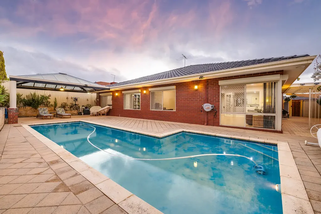 Landsdale 4ห้องนอน Pool, Solar & Several Living Areas!