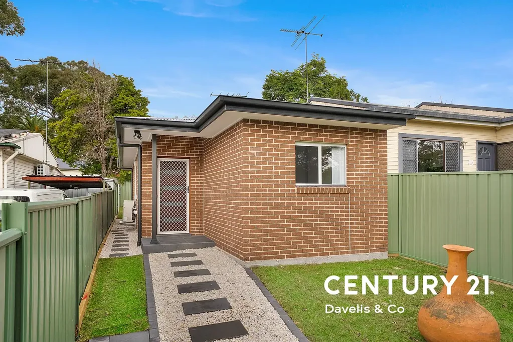 Brand New Street-Front Granny Flat!
