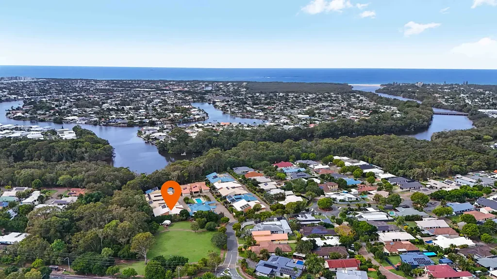 Currimundi 3房  Lakeside Townhouse With Forest Backdrop !!