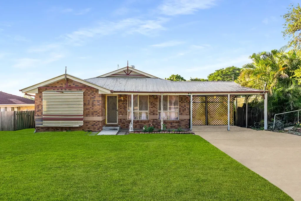 Redbank Plains 4房 拐角地块，带独立小屋 - 因搬迁必须出售！ Corner block with Detached retreat - MUST BE SOLD DUE TO RELOCATION!