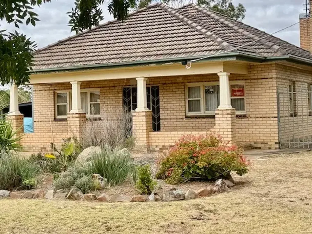 Charlton 3ห้องนอน CREAM BRICK BEAUTY ON A LARGE BLOCK - FANTASTIC LOCATION!