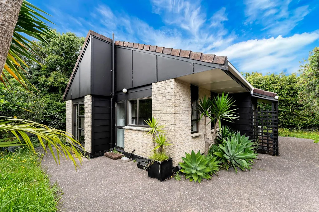 Takapuna 2房 核心地段独立住宅！私密阳光花园+内进式单车库，西湖双校网护航未来！ Free standing gem in the heart of Takapuna