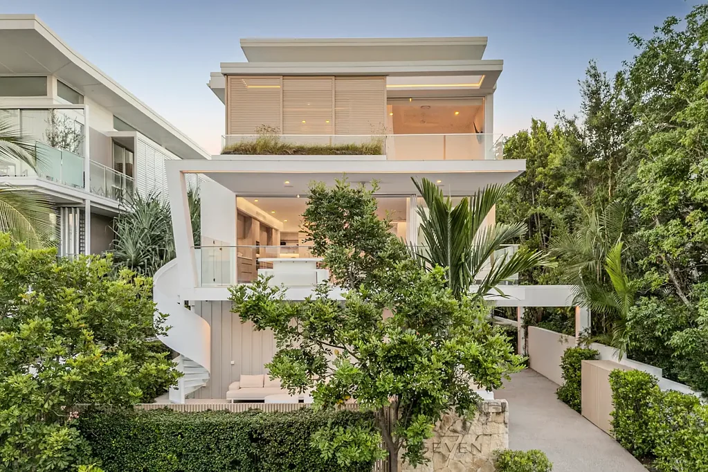 Noosaville 3ห้องนอน Luxurious Retreat Steps from Gympie Terrace and the Noosa River