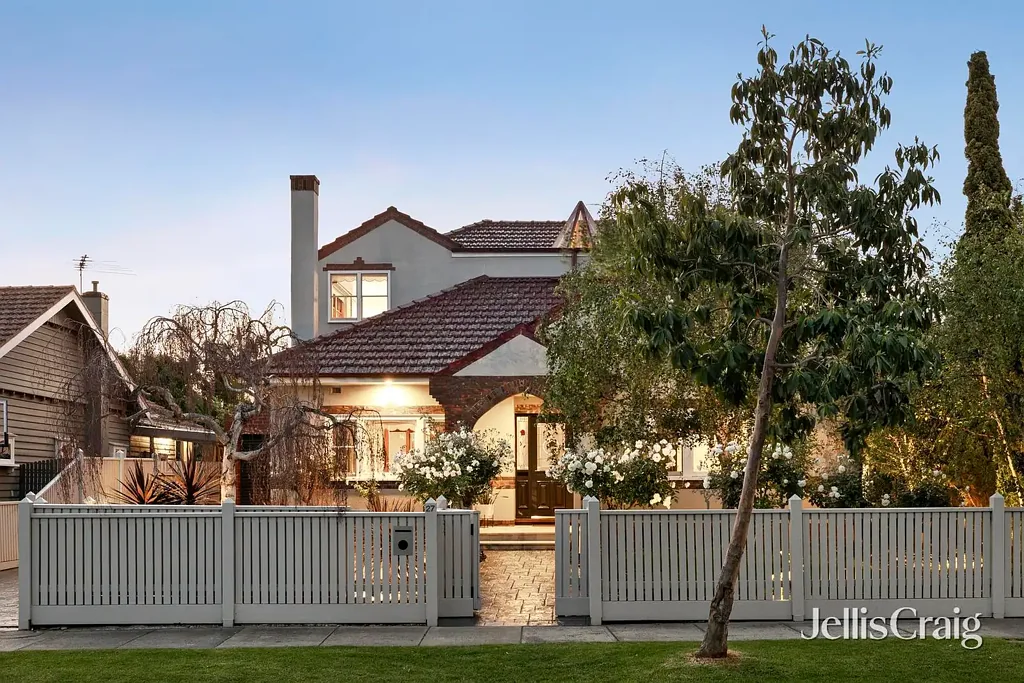 Mckinnon 5房 艺术装饰风格 木材彩色玻璃 高挑天花板 壁炉起居室 花岗岩厨房 双Neff烤箱 马赛克瓷砖浴缸 旋转楼梯 主卧套房 步入式衣柜 法式风情阳台 加热泳池 中央供暖制冷 太阳能电池板 中央吸尘系统 A family treasure in an entertainer’s paradise