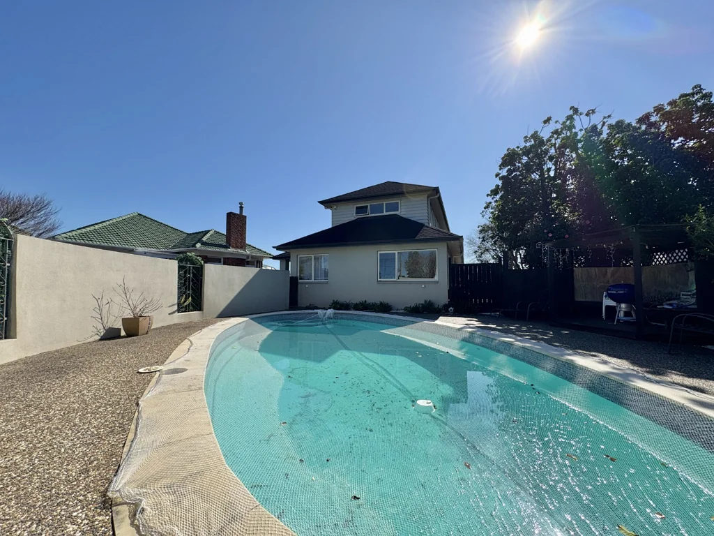 Remuera living in Te Atatu South - Expansive Family Retreat with Pool